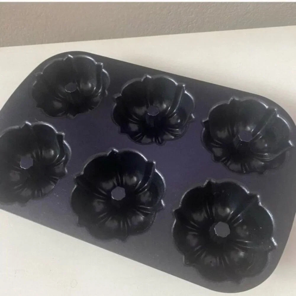 Nordic Ware Bundt Muffin Pan 6-Cup Nonstick Cast Aluminum Bakeware-LIKE NEW
